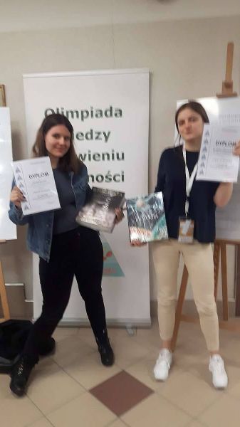 z dyplomami i nagrodami (2)